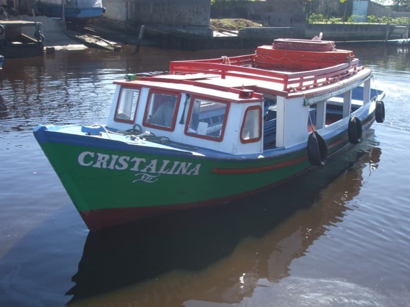 Embarcação Cristalina da ABALINE, travessia oficial para a Ilha do Mel