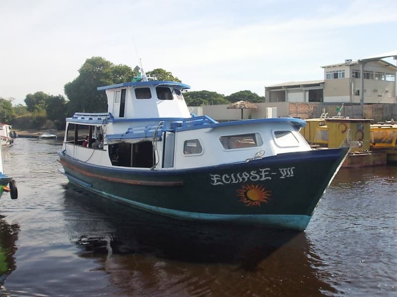 Embarcação Eclipse VII da ABALINE, travessia oficial para a Ilha do Mel