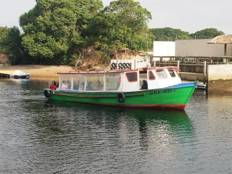 Embarcação Ilha do Mel V da ABALINE, travessia oficial para a Ilha do Mel