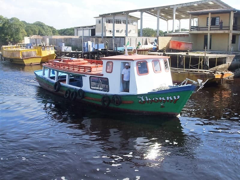 Embarcação Jhony I da ABALINE, travessia oficial para a Ilha do Mel