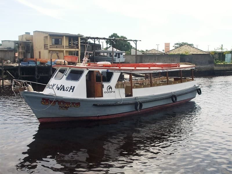 Embarcação Jucris IV da ABALINE, travessia oficial para a Ilha do Mel