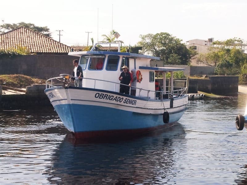 Embarcação Obrigado Senhor VII da ABALINE, travessia oficial para a Ilha do Mel