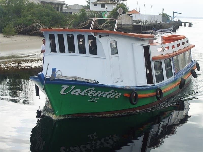 Embarcação Valentim II da ABALINE, travessia oficial para a Ilha do Mel